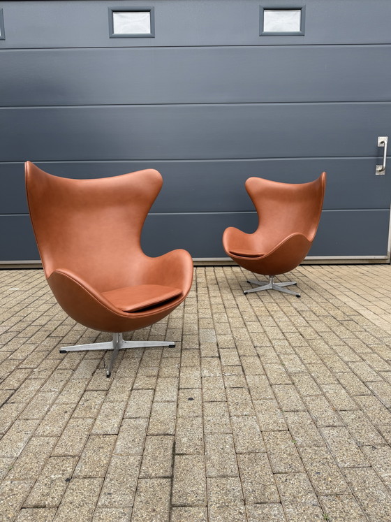 Image 1 of 2 poltrone Egg Chair di Fritz Hansen degli anni '60 in pelle color cognac, in condizioni perfette!