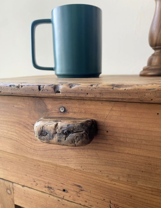 Image 1 of Mesita de noche rústica antigua de madera maciza: una pieza auténtica y cálida.