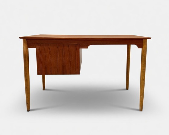 Image 1 of Dänischer kleiner Schreibtisch aus Teak und Buche, 1950er Jahre.