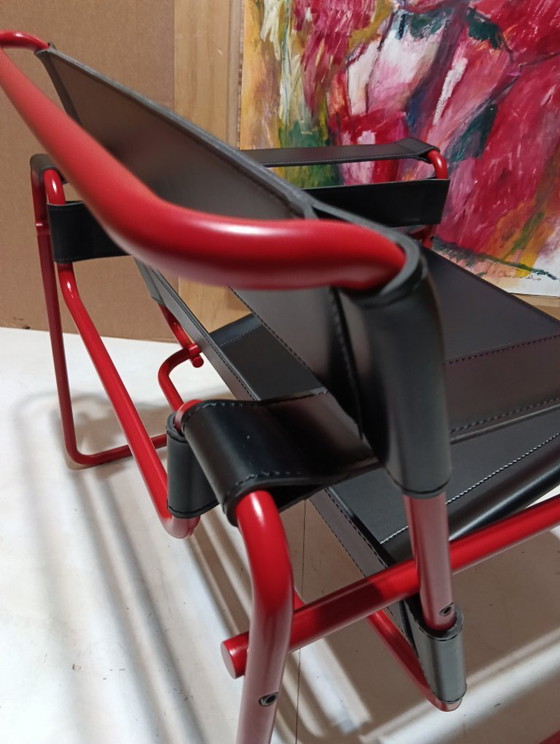 Image 1 of Bolso Knoll Wassily B3 rojo mate, nuevo-usado, en piel negra, de Marcel Breuer.