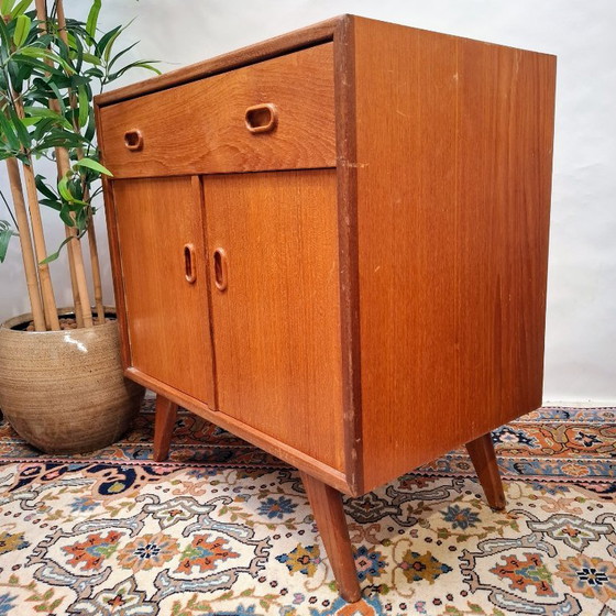 Meuble vintage en teck des années 1960, avec ses pieds inclinés caractéristiques. – Meubles de rangement, Wood (photo 7 of 9)