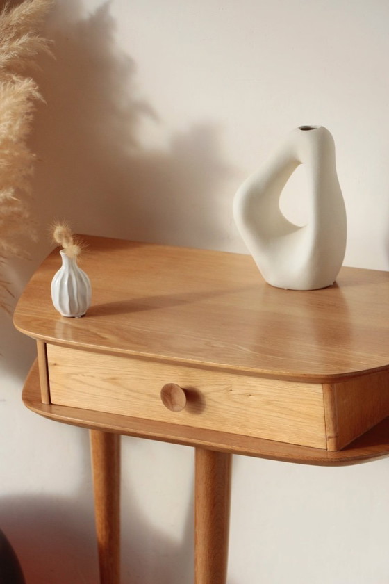 Image 1 of Massief eikenhouten consoletafel met driepootframe – Vintage & gerestaureerd