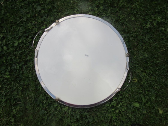 Image 1 of Vassoio rotondo vintage in ceramica e metallo, probabilmente di produzione olandese.