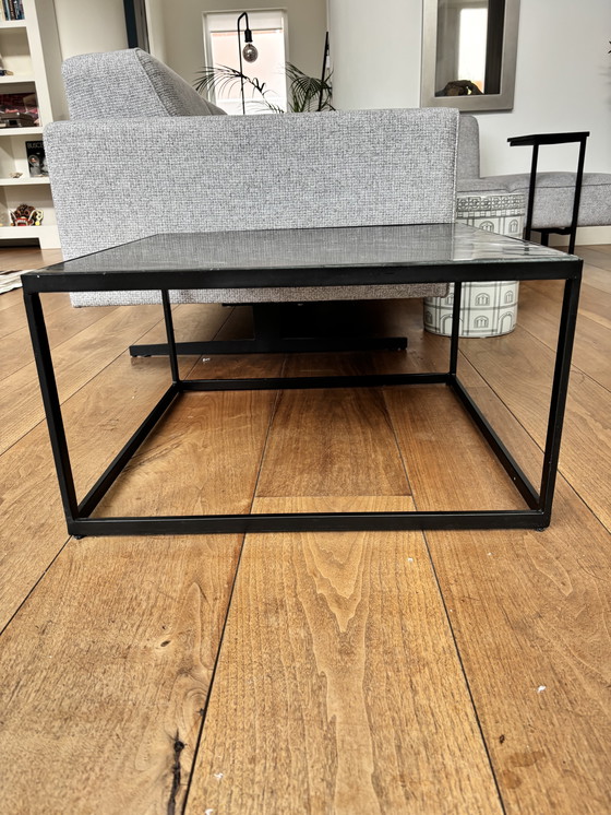 Image 1 of Elegante mesa de centro negra: tablero con efecto mármol y estructura de metal.