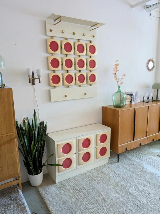 Set vintage, retrò di Appendiabiti e credenza – Ottone, Plastica (photo 3 of 14)