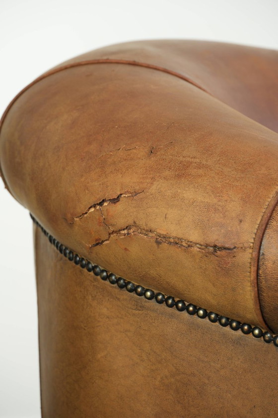 Ensemble robuste de fauteuils club vintage en cuir de mouton avec un bel aspect vieilli et une grande allure (photo 15 of 15)