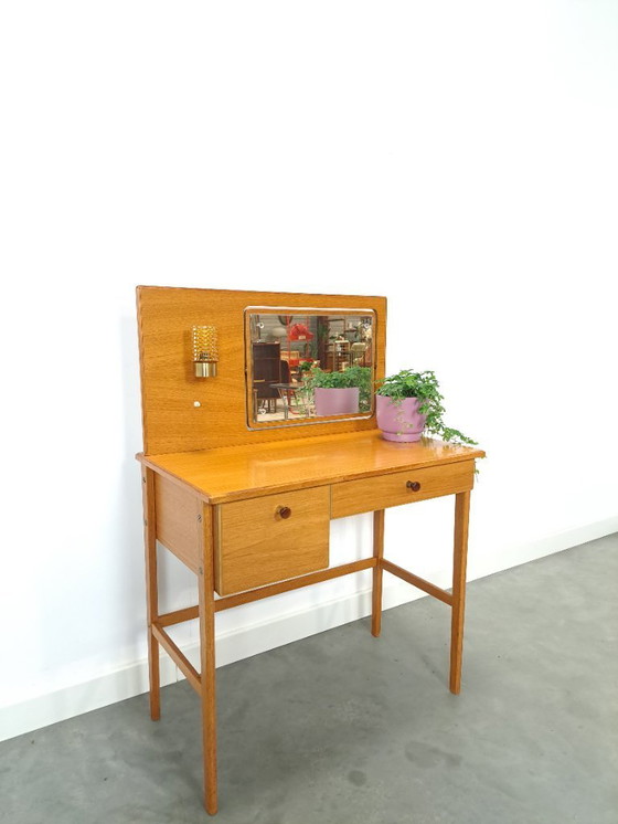 Image 1 of Tavolo da trucco con specchio e lampada dalla Svezia