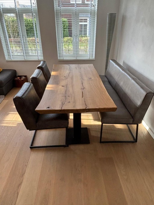 Set da pranzo: tavolo Bouscat, panca Pesara e 3 sedie