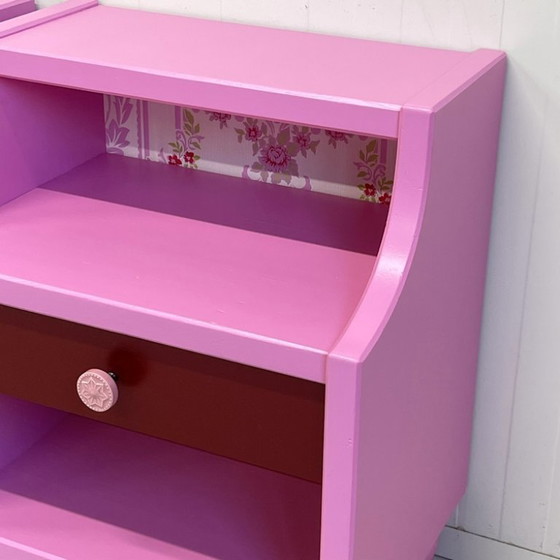 Image 1 of Set di 2 comodini con carta da parati rosa/rosso/vintage, unico nel suo genere.