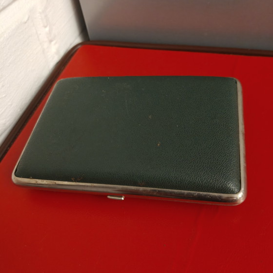 Vintage green leatherette cigarette case – mid-century metal cigarette holder – 14 × 10 cm – Gifts (photo 5 of 6)