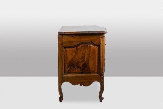 Image 1 of Cómoda curva, llamada Nîmes, en nogal, con 2 cajones. Siglo XVIII.