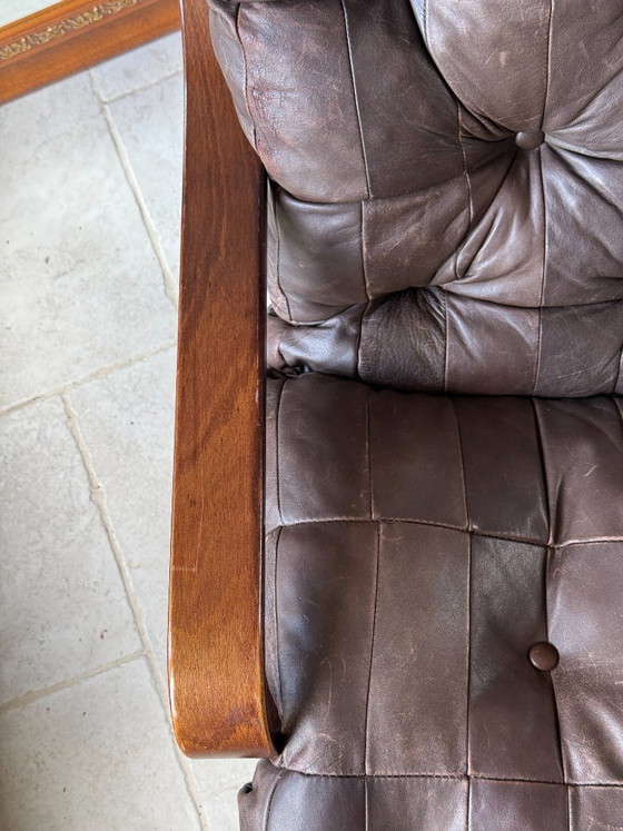 Image 1 of Scandinavische fauteuil uit de jaren 70, gemaakt van gebogen gelamineerd hout met een leren zitting.