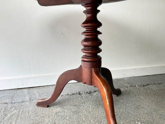 Image 1 of Table ancienne anglaise de style géorgien en chêne à plateau inclinable et piètement tripode