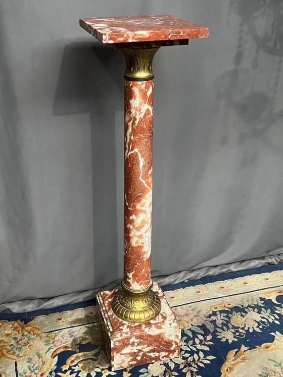 Piedistallo in marmo decorato con ottone dorato. – Tavolini, Marble, Brass (photo 3 of 6)