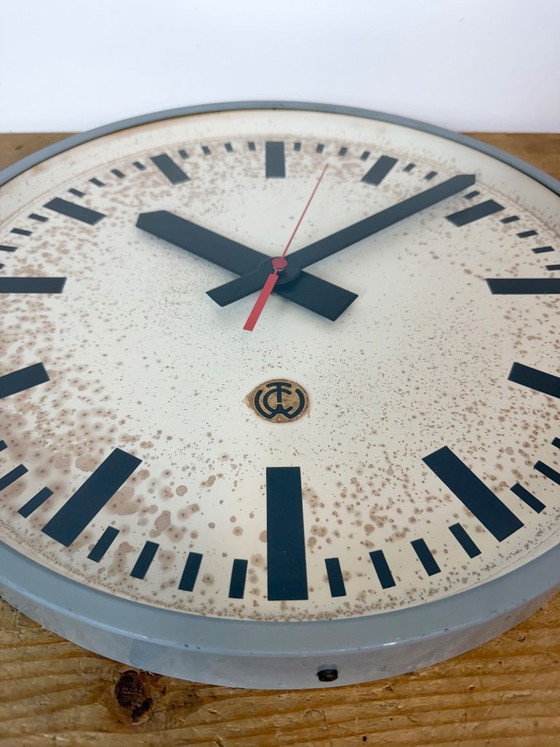 Grande orologio da parete industriale grigio da stazione di CTW, 1960 – Vetro, Ferro (photo 16 of 18)