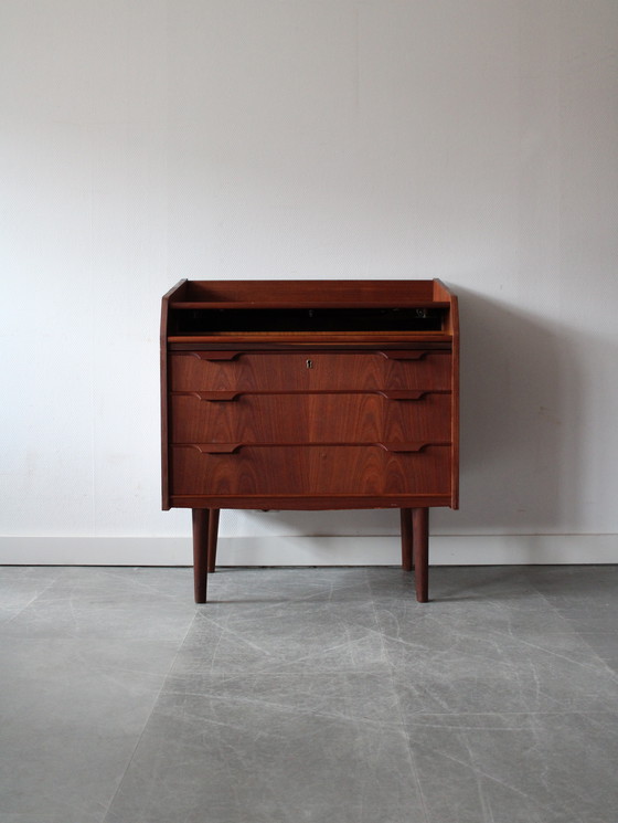 Image 1 of Coiffeuse danoise vintage en teck