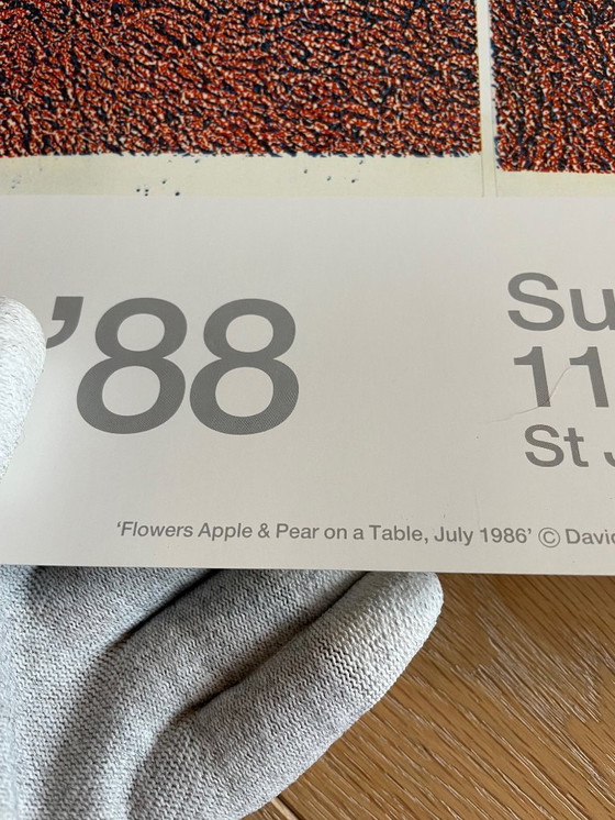 Image 1 of David Hockney, « Fleurs, pomme et poire sur une table, juillet 1986 », © David Hockney 1986, imprimé en Angleterre