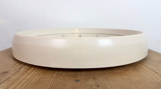 Image 1 of Grande horloge murale industrielle en bakélite de Pragotron, années 1960