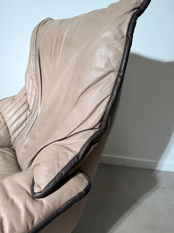 Fauteuil pivotant vintage en cuir (photo 6 of 6)