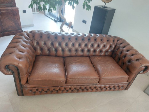 Vintage Chesterfield-Sofa aus braunem Leder, bestehend aus Sofa und zwei Sesseln.
