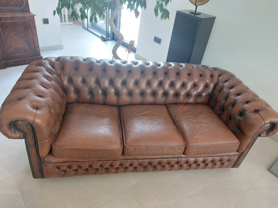 Image 1 of Set Chesterfield vintage in pelle marrone. Divano e 2 poltrone.