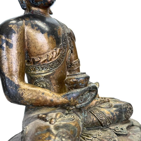 Tibetaans Boeddhabeeld met Medicijnschaal – Beeldhouwkunst, Bronze (photo 4 of 18)