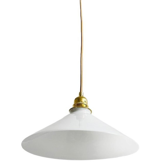 Image 1 of Suspension vintage française en verre opalin des années 1930