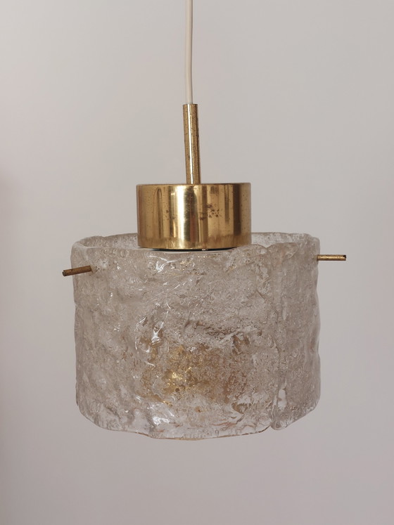 Vintage hanglamp uit het midden van de 20e eeuw met matglazen kap en messing afwerking. – doria, Hanglampen (photo 11 of 11)