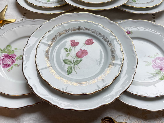 Image 1 of 6 piatti vintage in porcellana bianca e oro + 6 piccoli piatti floreali spaiati