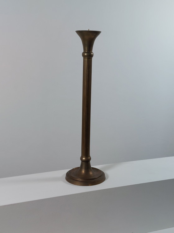 Image 1 of Schön patinierter Säulendekor Kerzenständer aus Messing 1930er Jahre