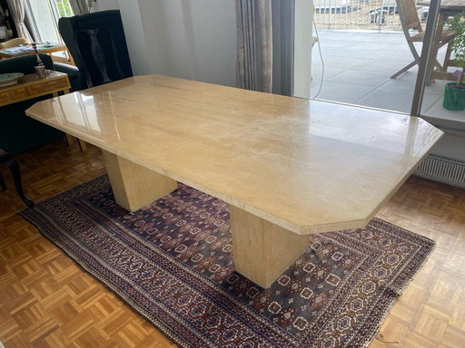 Tisch aus Travertinstein