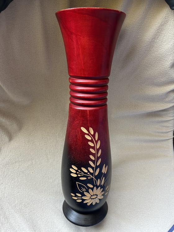 Image 1 of un vaso decorativo in legno di mango intagliato