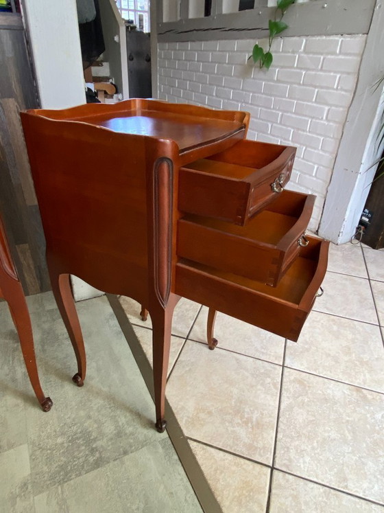 Image 1 of Zwei Nachttische im Stil Louis XV mit Schubladen und einer Nische