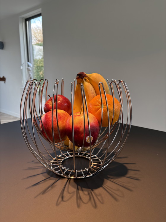 Image 1 of Cesta de fruta de diseño fabricada en acero inoxidable.
