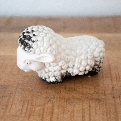 Figurine de mouton vintage faite à la main : un design unique et ludique