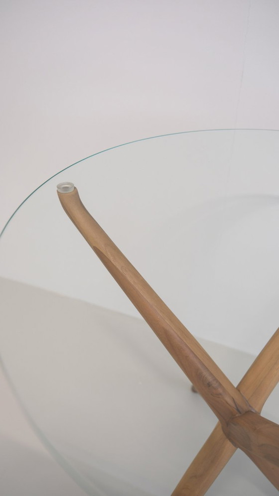 Image 1 of Handgefertigter Beistelltisch aus massivem Teakholz mit Glasplatte