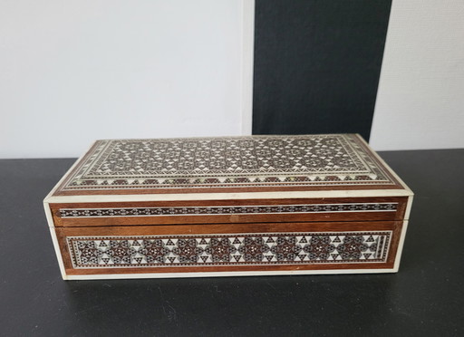 Coffret en bois incrusté de mosaïques de mûrier et d'ormeau