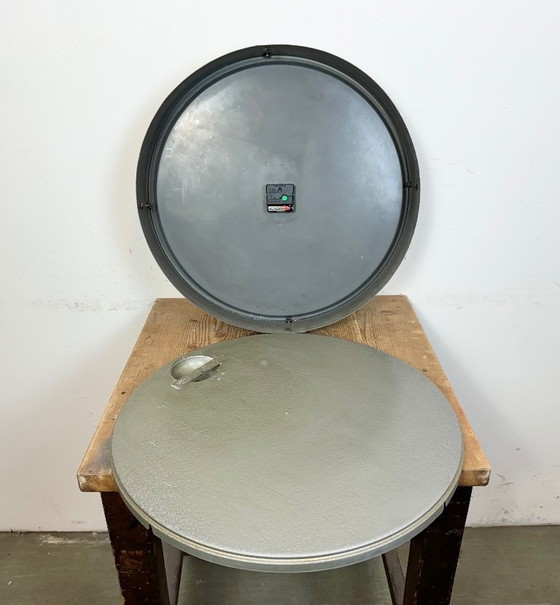 Image 1 of Grote grijze industriële fabriekswandklok van Pragotron, jaren 60