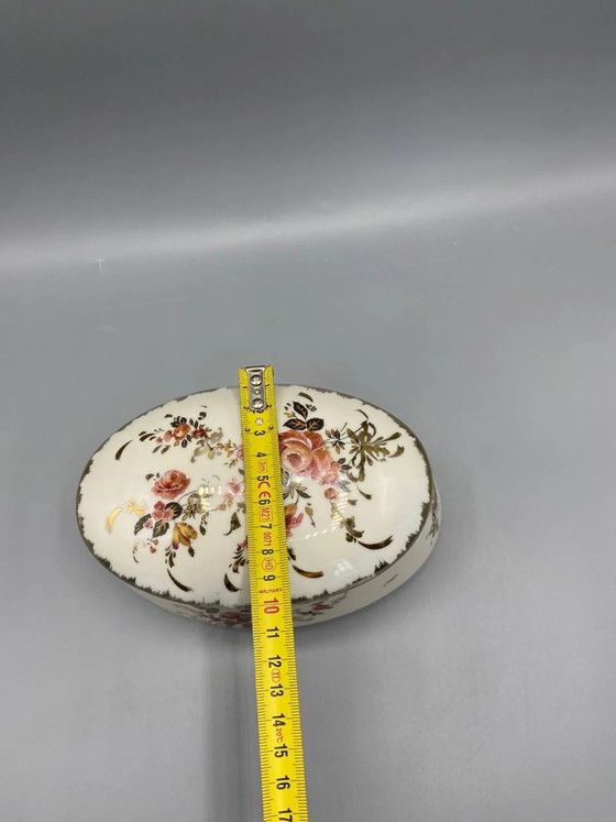 Ovale Schmuckdose aus undurchsichtigem Porzellan, verziert mit vergoldeten Rosen und Rankenornamenten, mit (photo 6 of 7)