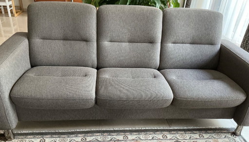Stressless Dreisitzer-Sofa aus Stoff namens Wave.