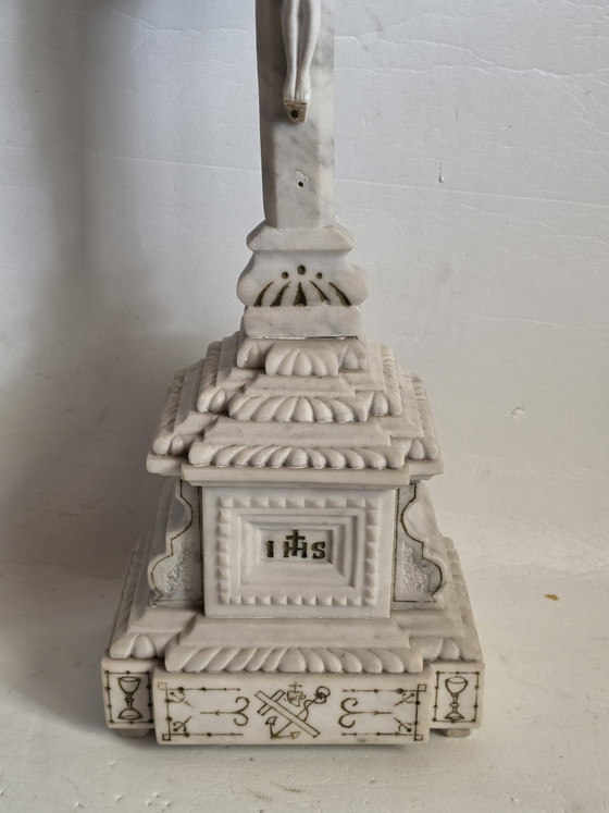 Image 1 of 52 cm – 6 kg – Prachtvolles, aus Marmor geschnitztes Kruzifix auf einem reich verzierten Altarsockel