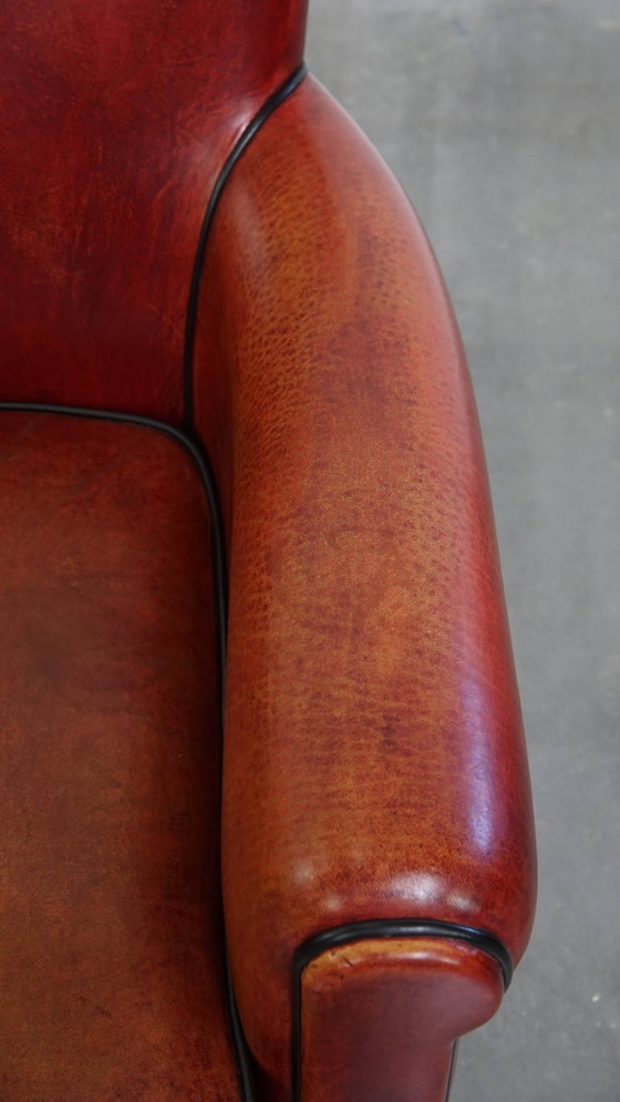 Image 1 of Fauteuil gemaakt van schapenleer in een rood/ bruine kleur