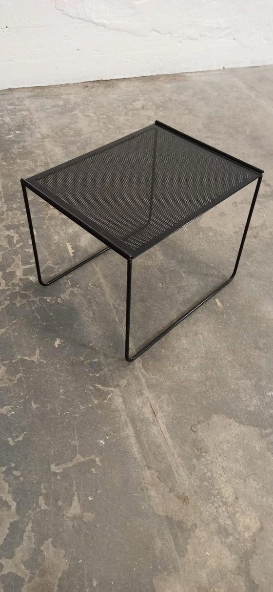 Image 1 of Table d'appoint postmoderne en métal perforé