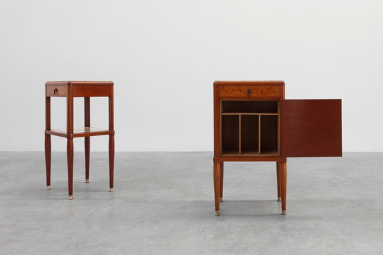 Image 1 of Paar französische Art-Deco-Nachttische mit Intarsien und Marmorplatten, 1940er Jahre