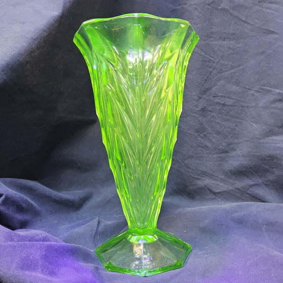 Vase Antique Art Déco Bohémien en Uranium / Verre Géométrique Effilé (Verre de Bohème) – Glass (photo 12 of 15)