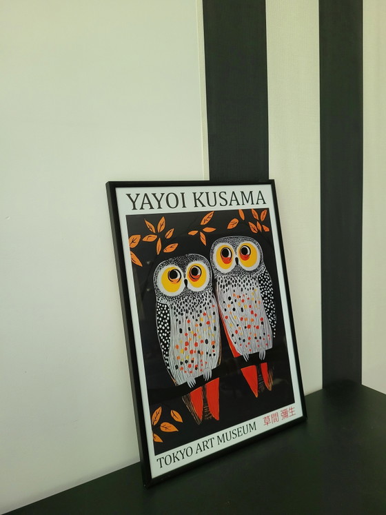 Image 1 of Estampe originale de Yayoi Kusama représentant deux hiboux.