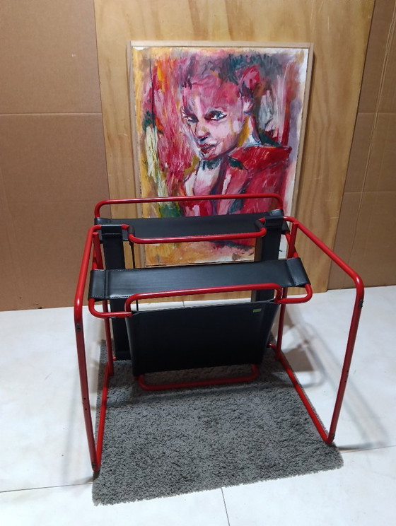Image 1 of Bolso Knoll Wassily B3 rojo mate, nuevo-usado, en piel negra, de Marcel Breuer.