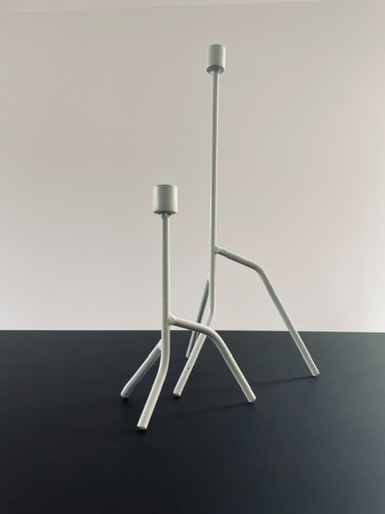Image 1 of Set di 2 candelabri artigianali dal design storto in metallo bianco.