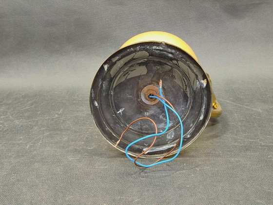 Image 1 of Tsjechische art-deco wandlamp van messing en champagneglas uit de jaren 1930.