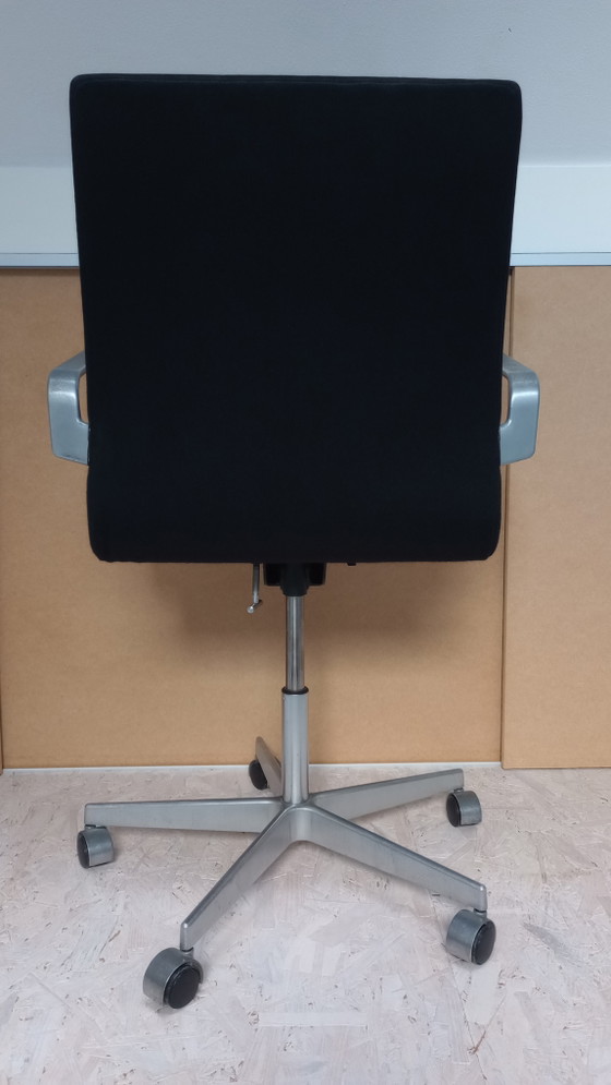 Fritz Hansen Oxford Chair Low Back Schwarz (Arne Jacobsen) – Bürostühle, Aluminium (photo 4 of 9)